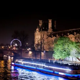 Excursion privée : croisière romantique sur la Seine, avec dîner et illuminations